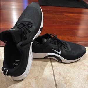 Nike Men's Black and White Sneakers